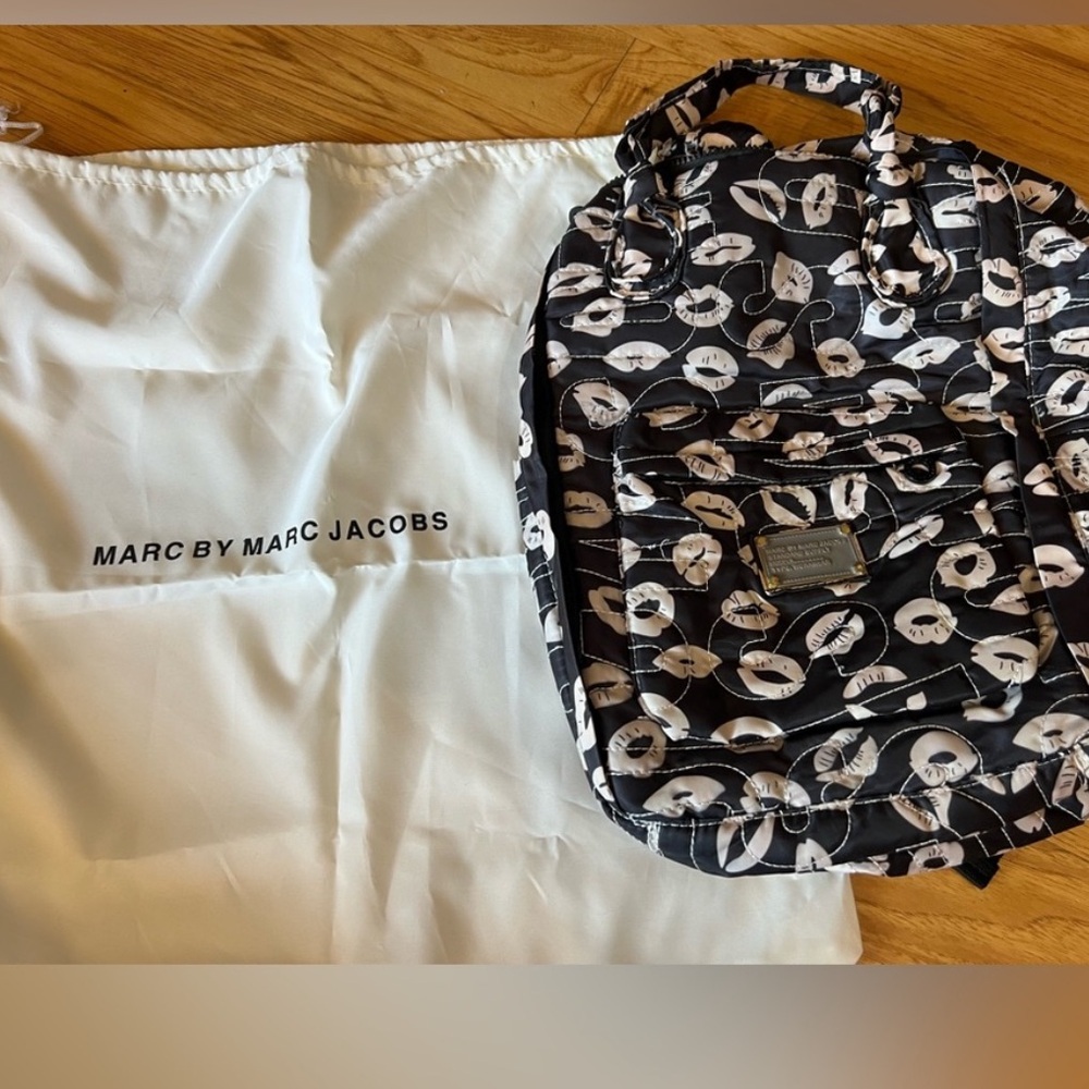 Marc by Marc Jacobs Lips Print
Back Pack